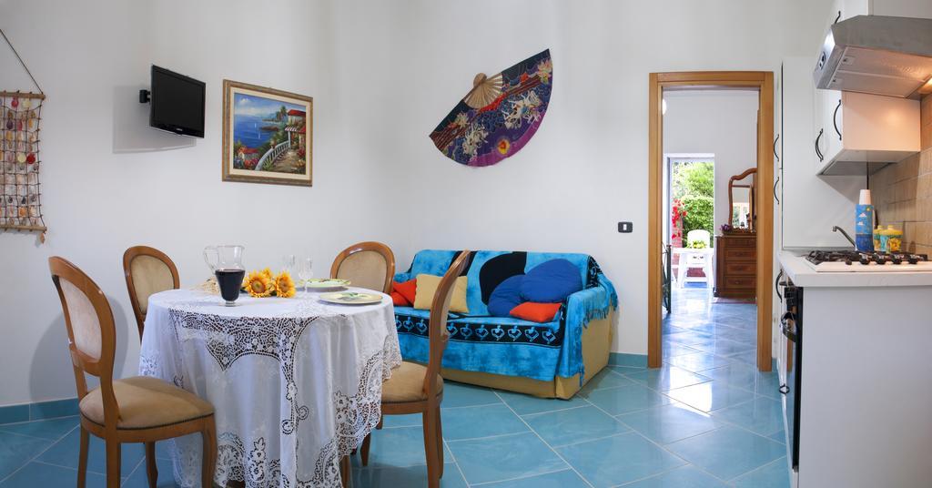 Casa Vacanza Alice & Mari أسشيا الغرفة الصورة